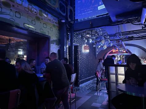 Ilustračná fotografia znázorňujúca človeka s pohárom alkoholu v ruke a s odrazom bolesti v očiach.