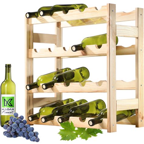 Drevené debničky ako stojan na víno v pivnici