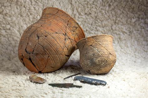 Ilustrácia pravekej nádoby s fermentujúcim nápojom