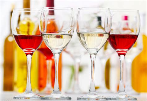 Osoba nalievajúca víno do pohára