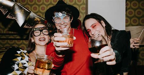 Mladí ľudia popíjajúci alkohol v skupine