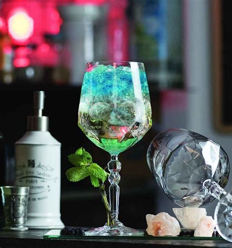 Koktailový pohár s ružovým nápojom a ozdobou