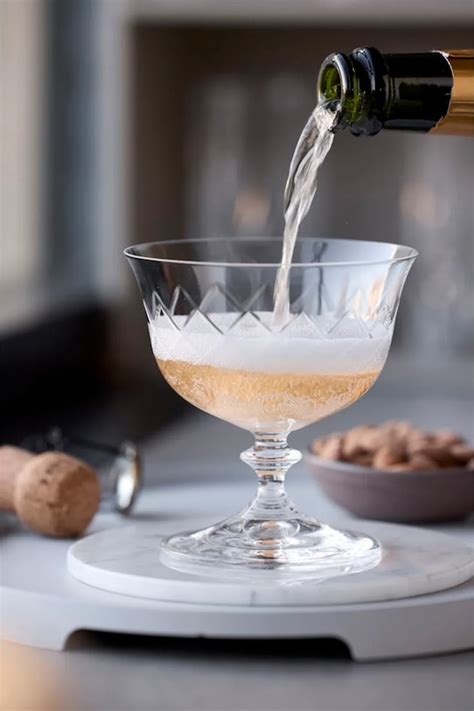 Dizajn pohárov na šampanské inšpirovaný hruďou