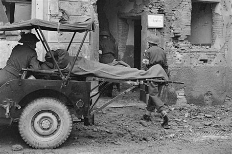 Dobová fotografia z druhej svetovej vojny zobrazujúca sovietskych vojakov