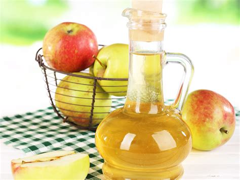 Fľaša jablčného octu s matkou octu