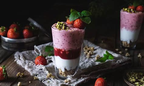 Osviežujúce jahody a pohár vína