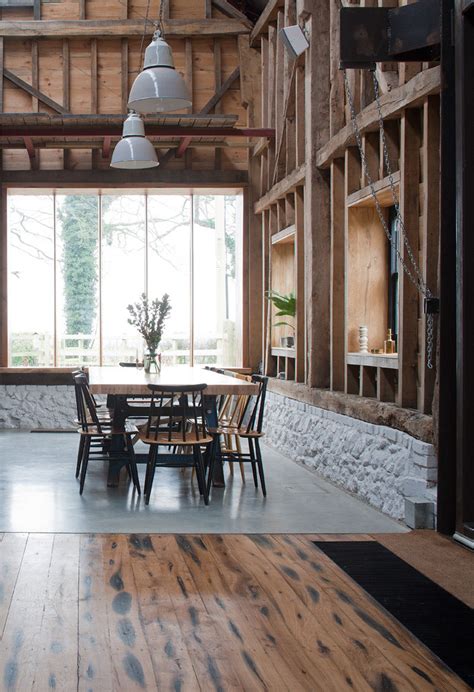 Interiér historickej stodoly pripravenej na spoločenskú udalosť