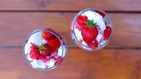 Pohár jahodového vína s čerstvými jahodami