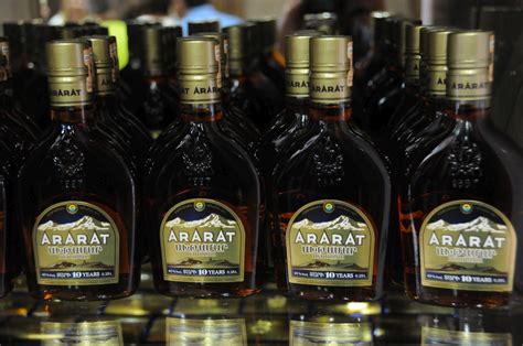 Fľaše koňaku rôznych značiek a s rôznymi označeniami.