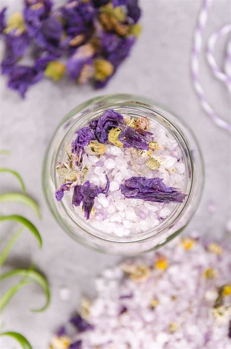 Ilustrácia levanduľovej soli do kúpeľa