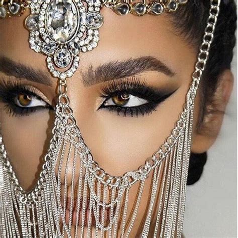 Ilustrácia znázorňujúca staroveké arabské ženy používajúce kohl na líčenie očí