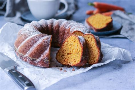 nakrájaná mrkvová bábovka s hrozienkami