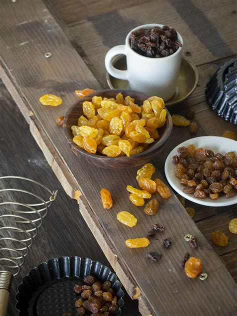 rôzne druhy hrozienok - sultánky, zlaté, korintské