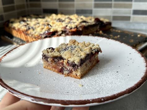 koláč s červeným hrozienkom a posypkou