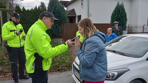 policajná kontrola s alkohol testerom