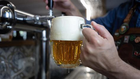 Cykloturista si vychutnáva pivo po jazde