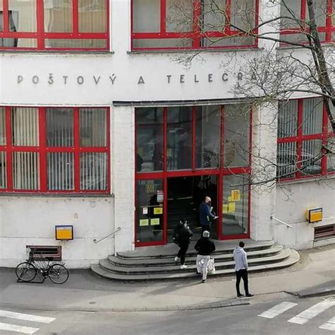 ľudia dodržiavajúci sociálny odstup v bare