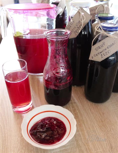 Fľaše s domácim vínom z čiernych ríbezlí