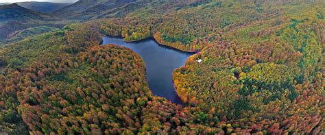 Jazero s odrazom oblohy