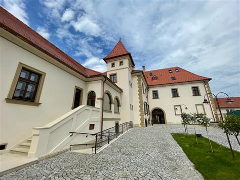 Reliéf s erbami Pálffyovcov a Illesházyovcov na kaštieli