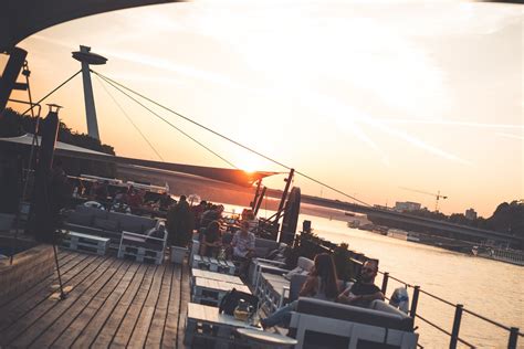 Interiér reštaurácie Dunajský pivovar s výhľadom na Dunaj