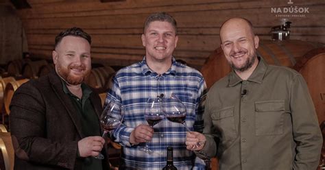 Ľudia ochutnávajú víno v historickej pivnici