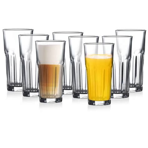 kolekcia rôznych pohárov na nealkoholické nápoje