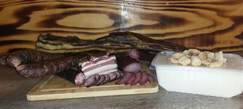 Tanier s tradičnými slovenskými pivnými pochúťkami, ako je syr, údeniny a nátierka