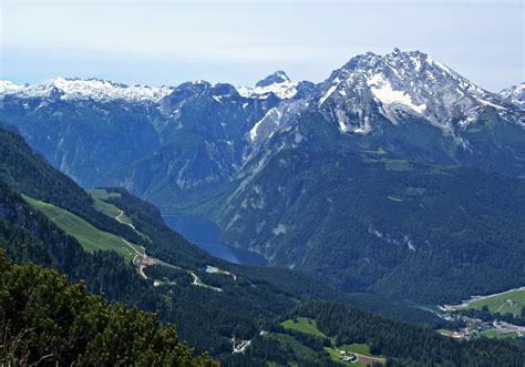 Jazero Königssee s okolitými horami a vodopádmi