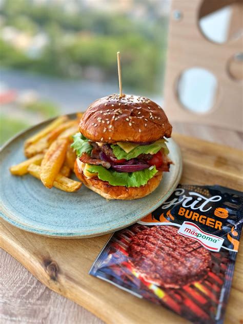 Detailný pohľad na grilovaný Staromestský burger s roztopeným syrom a slaninou