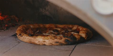 Pizza pripravená v peci na dreve