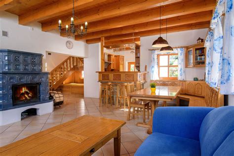 Interiér chalupy s krbom