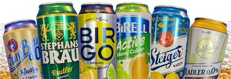 Ilustračná fotografia rôznych druhov radlerov v plechovkách a fľašiach