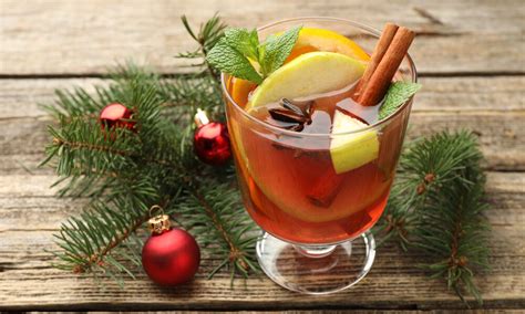 Vianočný punč v pohári s ovocím a škoricou