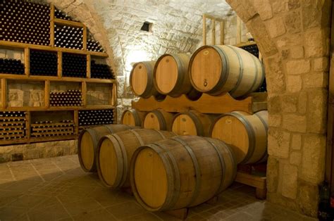 Sudy s vinom v historickej pivnici