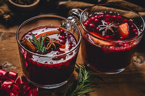 Suroviny na vianočný punč: víno, rum, ovocie, korenie