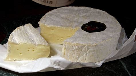 Camembert s bielou plesňou