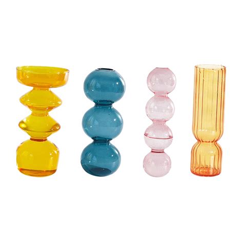 Moderné sklenené pivné krígle rôznych tvarov