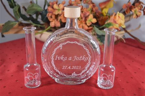 Laserové gravírovanie na sklenenej fľaši