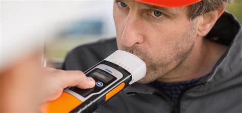 Osoba používajúca alkohol tester