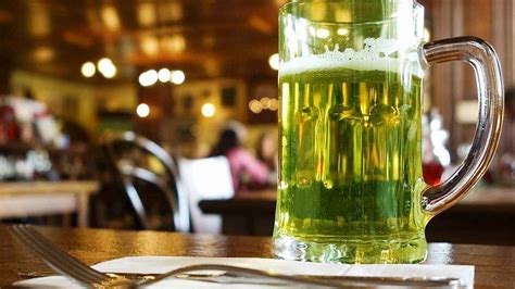 Zelené pivo čapované v lete