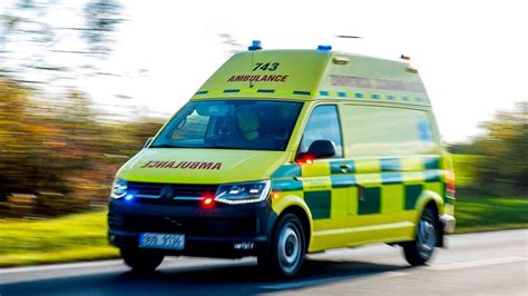 sanitka na diaľnici