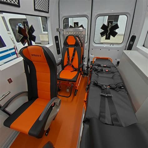 interiér sanitky s bezpečnostnými pásmi