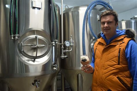 Osoba varí pivo v malom kotle