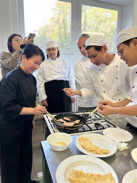 Účastníci kurzu varenia japonskej kuchyne