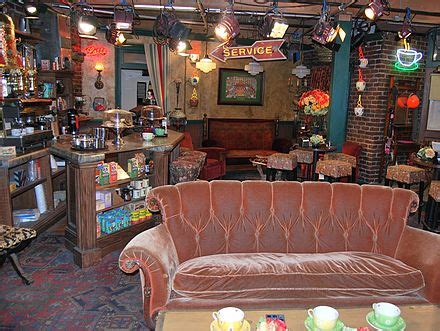 Fotografia hlavných šiestich postáv seriálu Priatelia v kaviarni Central Perk.