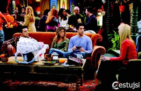 Oranžový gauč z kaviarne Central Perk.