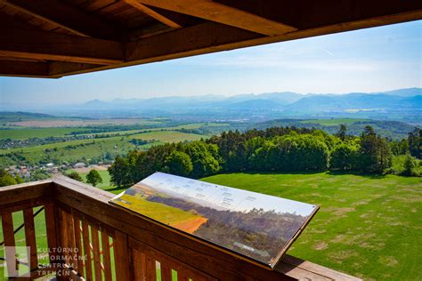 panoramatický výhľad z rozhľadne na okolitú krajinu