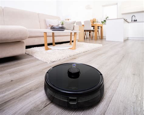 Robotický vysávač upratuje pod pohovkou