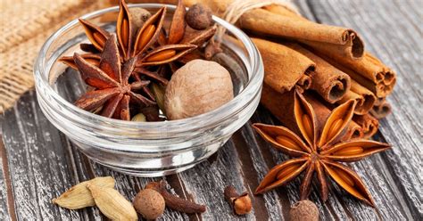 Zložky na prípravu vianočného punču: pomaranče, citróny, škorica, klinčeky, víno